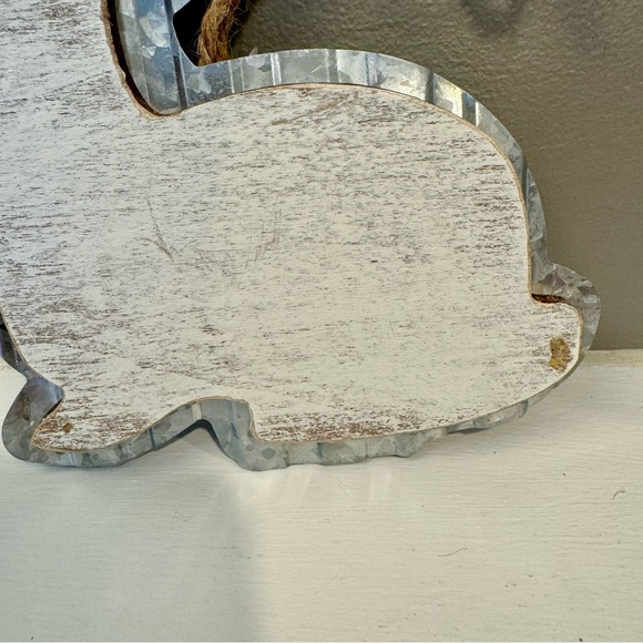 Bunny rabbit primitive style decor. Wood rabbit attached to metal tin rabbit - Picture 3 of 9